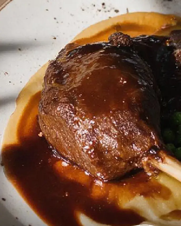 Confit de pato sobre puré
