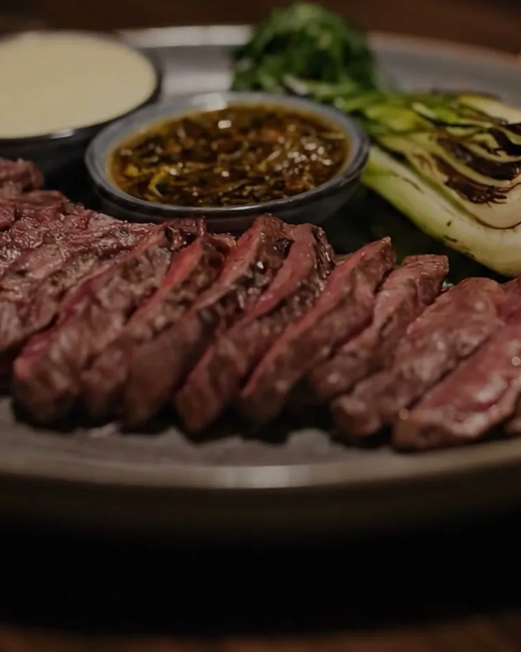 Flat Iron en cortes con salsas y verduras