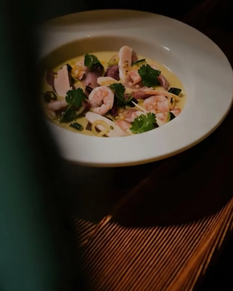 Tiradito de pescado y camarones